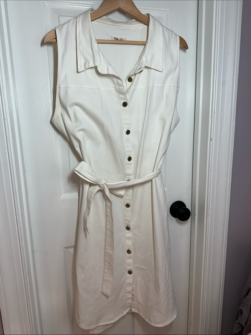 Sleeveless Button-Front Shirtdress with Tie Waist/Pockets White 2X.         0027